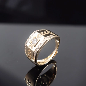 Anello da uomo regolabile placcato oro con design quadrato e zirconi micro-pave