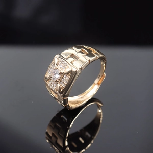 Dettaglio di anello placcato oro con faccia quadrata e zirconi micro-incastonati