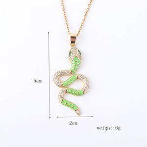 Macro-opname van vergulde slangen hanger met groen emaille en witte zirkonia's