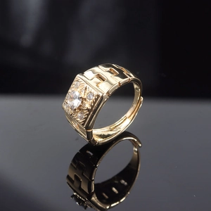 Anello da uomo regolabile placcato oro con trama geometrica e zirconi micro-intarsiati