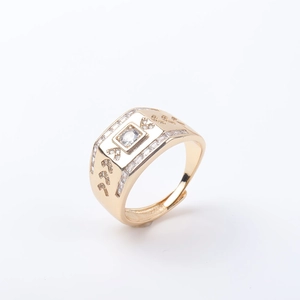 Macro dell'anello placcato oro con zircone quadrato e dettagli di micro-intarsio laterale