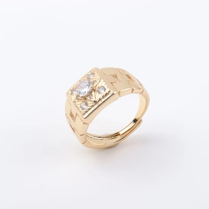Macro di un anello quadrato placcato oro 18K con zircone centrale e scanalature laterali