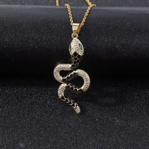 Luxe vergulde slangenhanger ketting met zirkonia en zwarte emaille schubben
