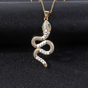 Luxe vergulde slangenhalsketting met wit emaille en fonkelende zirkonia details