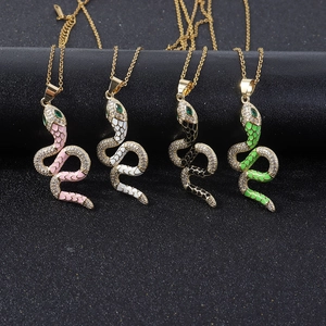 Detailweergave van meerkleurige emaille slangenhangers met zirkonia-accenten