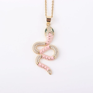 Detail van vergulde slangenhanger met roze emaille en heldere zirkoniasteentjes