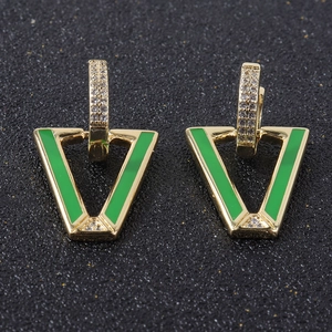 Elegantes pendientes de aro en V de cobre dorado con esmalte verde y microdiamantes
