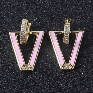 Pendientes de aro dorados en V con esmalte rosa y detalles de piedras de circón