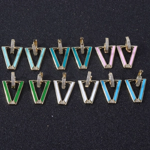 Pendientes de cobre dorado en forma de V con esmalte colorido y micro-pavé de circonitas
