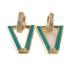Pendientes de cobre en forma de V con esmalte verde y detalles de circonita brillante
