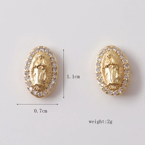 Dettaglio ravvicinato di orecchini a perno con Madonna e contorno di cristalli