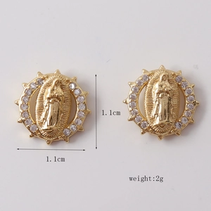 Dettaglio orecchini Madonna dorati con alone di zirconi e indicazione misura di 1,1 cm