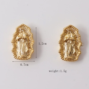 Dettaglio del pendente Vergine Maria con dimensioni 1,2cm altezza e peso 1,5g in oro