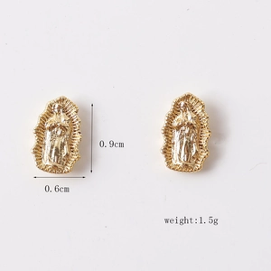 Vista dettagliata degli orecchini Madonna dorati da 0,9cm con dimensioni e peso inclusi
