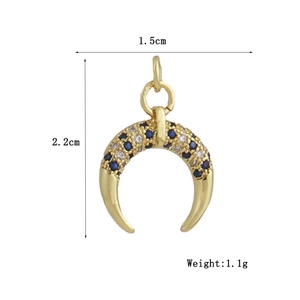 Dettaglio del ciondolo a mezzaluna dorata con pietre blu micro-pave, 1,5 cm x 2,2 cm