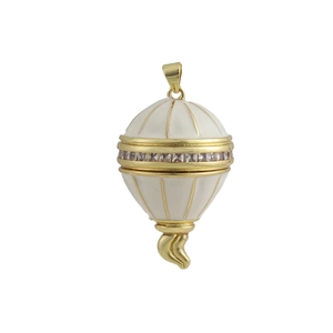 Detailansicht des Heißluftballon-Anhängers mit Goldmetall und weißem Emaille