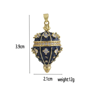 Detailansicht eines Fabergé-Stil Emaille-Anhängers mit Goldlinien und Abmessungen