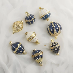 Vintage Heißluftballon Anhänger im russischen Stil mit dunkelblauer Emaille und Gold