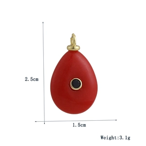 Roter Tropfenanhänger aus Stein mit Goldöse zeigt Maße 2,5cm x 1,5cm und ein Gewicht von 3,1g