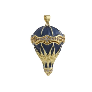Makroaufnahme von Heißluftballon-Anhänger mit dunkelblauer Emaille und Gold-Details