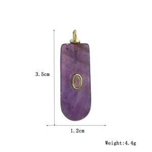 Detailansicht eines rechteckigen lila Amethyst-Anhängers mit Maßen 3,5 cm x 1,2 cm