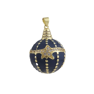 Makroaufnahme von blauem Emaille-Anhänger mit goldenem Seestern und glitzernden Kristallen