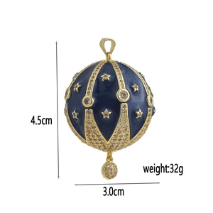 Detailansicht eines tiefblauen Emaille-Eianhängers mit Goldsternen, Maße 4,5 cm mal 3,0 cm