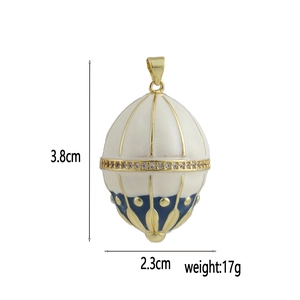 Detailansicht eines Faberge-Stil Ei-Anhängers in Dunkelblau und Gold mit Größenangaben
