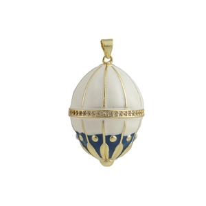 Detaillierte Makroansicht des Faberge-Eianhängers mit blau-weißer Emaille und Goldrahmen