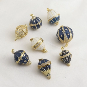 Detail von Vintage-Heißluftballon-Anhängern mit blauem Emaille und Zirkonia