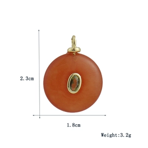 Detailansicht von Karneol-Anhänger mit grünem Edelstein und Maßen 23mm x 18mm