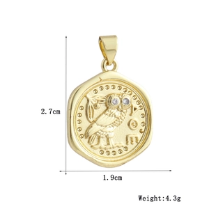 Vista macro del ciondolo moneta greca d'oro con civetta, dimensioni 2,7 cm per 1,9 cm
