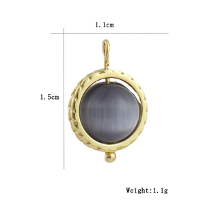 Détail montrant les dimensions du pendentif de 1,1 cm et le placage en or 18 carats