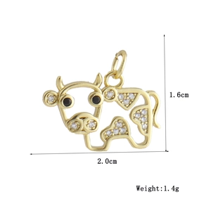 Dettaglio del ciondolo a forma di mucca dorata con zirconi, misura 1,6 cm x 2,0 cm