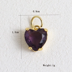 Vue détaillée d'un pendentif cœur violet plaqué or 18 carats avec dimensions