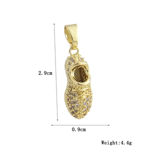 Dettaglio del ciondolo a scarpa dorato con zirconi incastonati e dimensioni precise