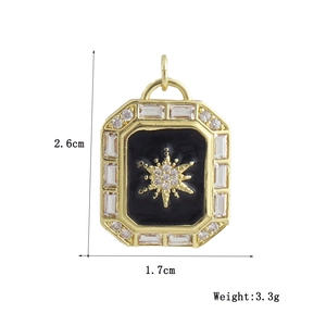 Dettaglio del ciondolo a stella dorata con smalto nero e dimensioni di 2,6 cm per 1,7 cm