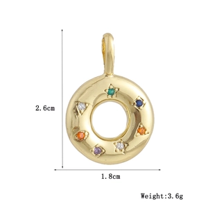 Dettaglio del ciondolo a ciambella in zirconia colorata con misure 2,6cm per 1,8cm