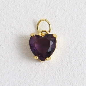Détail du pendentif cœur en pierre violette avec monture à griffes plaquée or 18 carats