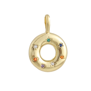 Dettaglio macro di un ciondolo ad anello dorato spesso con pietre preziose multicolori incastonate