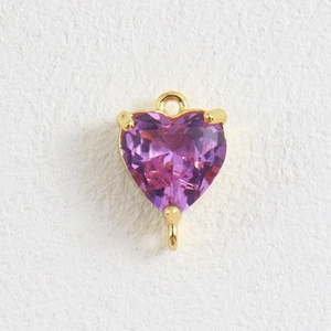 Gros plan du pendentif cœur en pierre violette avec doubles anneaux plaqués or