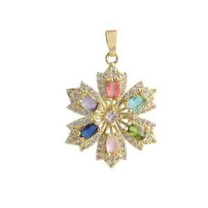 Dettaglio di un ciondolo a fiore a sei petali placcato oro 18k con gemme multicolori