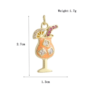 Dettaglio del ciondolo a bicchiere da cocktail con smalto arancione e zirconi