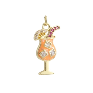 Dettaglio di un ciondolo a forma di bicchiere da cocktail dorato con smalto arancione e zirconi