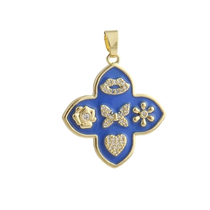 Dettaglio pendente quadrifoglio oro 18k con smalto blu e motivi cuore strass