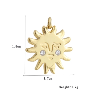 Dettaglio del ciondolo a sole con zirconi, mostra altezza di 1,9 cm e larghezza di 1,7 cm