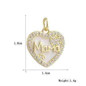 Dettaglio del ciondolo a cuore Mama in oro con dimensioni 1,8cm x 1,4cm e zirconi cubici