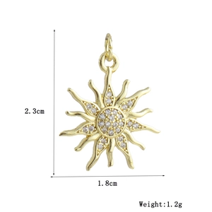 Dettagli dimensioni del ciondolo a sole placcato oro con zirconi micro-pavé 1,8x2,3cm