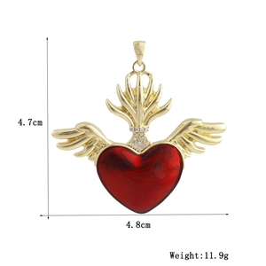 Dettagli del ciondolo a cuore alato placcato oro 18k con altezza 4,7 cm e larghezza 4,8 cm