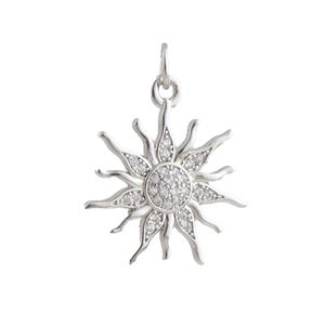 Dettaglio del ciondolo a forma di sole con micro-pavé di zirconi bianchi argentati